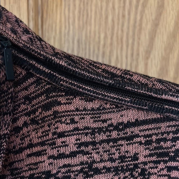 Jamie Sadock Sleeveless Top Knot Shoulder Zip Peep Hole - Picture 3 of 4